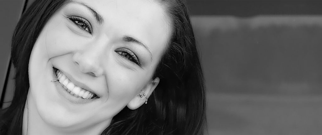Fata cu piercing